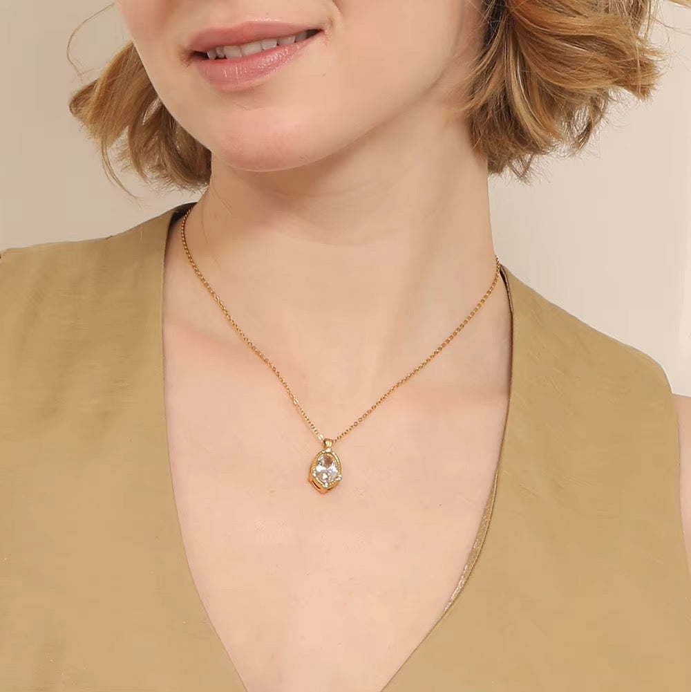 L’Aura Solitaire Neckla